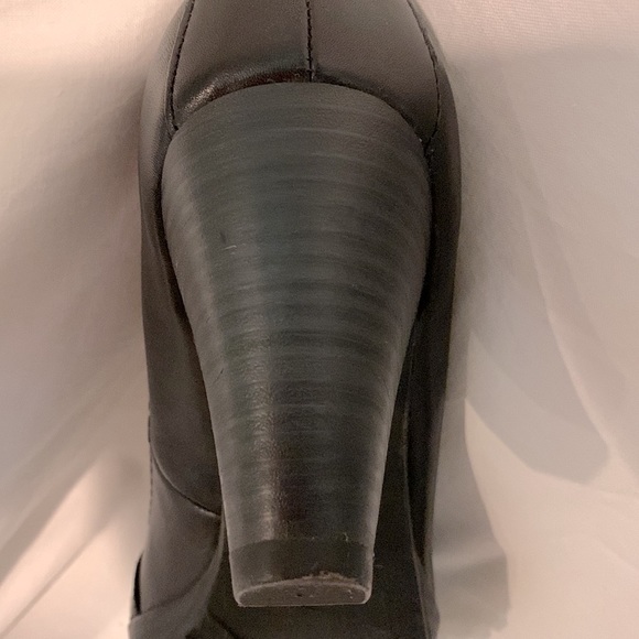 NWOT Aldo black leather pumps with stacked heels and toe buckles. - Picture 7 of 8